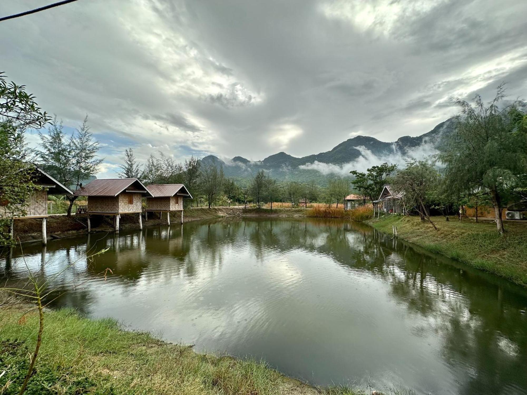 Numpu Baandin Hotel Sam Roi Yot Exterior photo